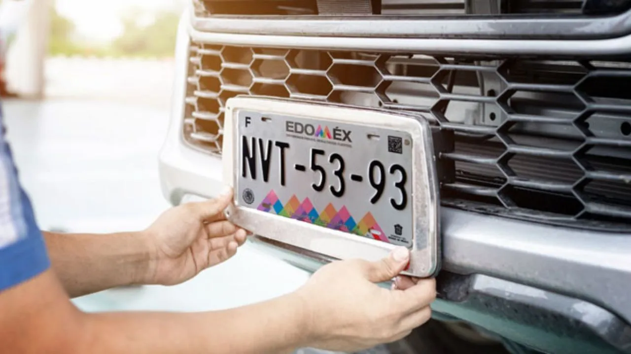 ¿Sabías que en México ya no puedes usar ciertos tipos de portaplacas? Aquí te contamos lo que debes saber