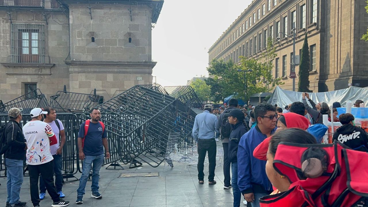 CNTE bloquea Palacio Nacional y agrede a periodistas Cortina de humo tras asesinato de funcionarios