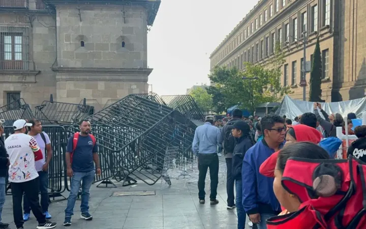 CNTE bloquea Palacio Nacional y agrede a periodistas: ¿Cortina de humo tras asesinato de funcionarios?
