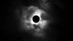 La Luna Negra un instante de oscuridad que ilumina el cielo