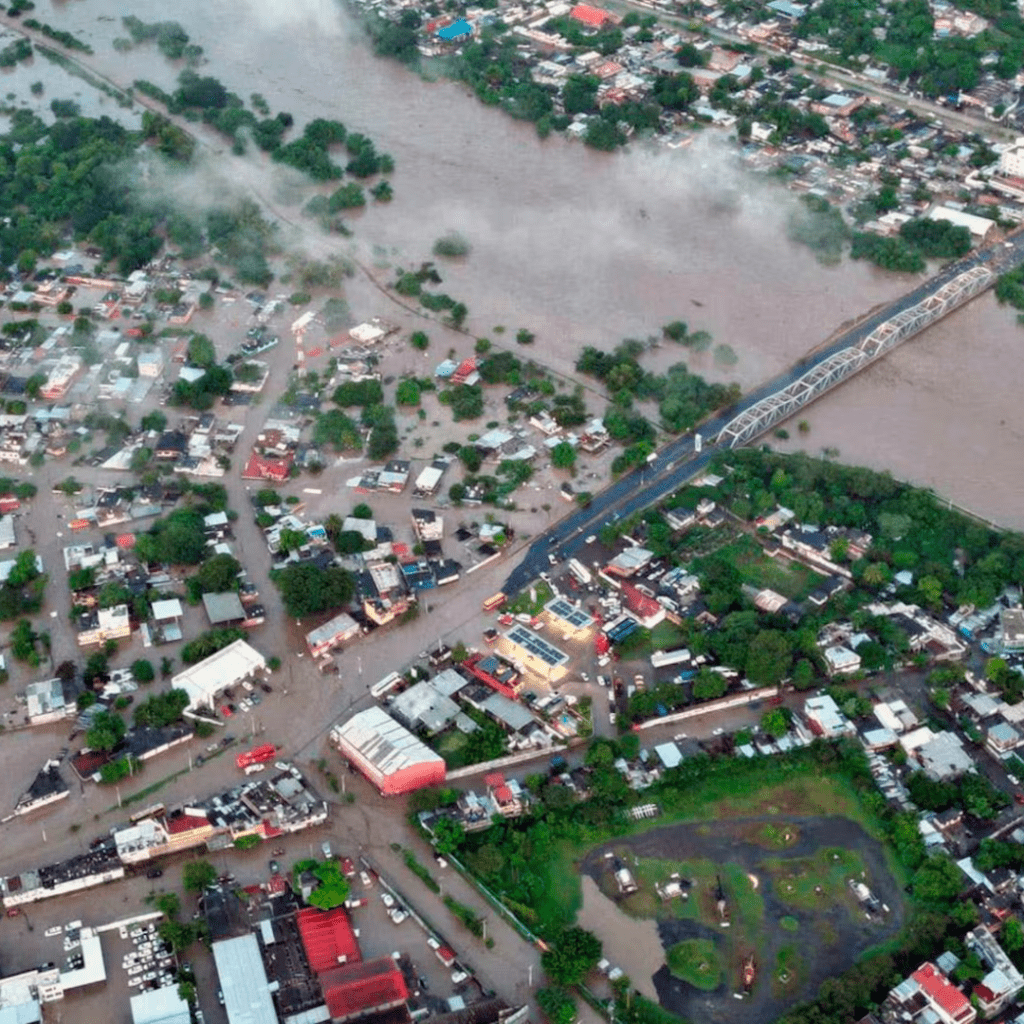 Apple enfrenta críticas tras la última actualización de iOS 18 usuarios reportan fallos y sobrecalentamiento La nueva versión que prometía fluidez pero trajo problemas La reciente actualización iOS 18 lanzada hace apenas unos días por Apple ha generado una fuerte polémica entre los usuarios de iPhone Lo que debía ser una versión más rápida estable y segura terminó provocando problemas de sobrecalentamiento consumo excesivo de batería y bloqueos inesperados en varios modelos especialmente los iPhone 13 14 y 15 Las redes sociales se han llenado de quejas y los foros oficiales de Apple registran cientos de reportes sobre fallos relacionados con la gestión de energía y el rendimiento general del sistema Qué dicen los usuarios Muchos usuarios han señalado que sus dispositivos se calientan de forma inusual incluso al realizar tareas simples como navegar usar redes sociales o ver videos Otros afirman que la batería se agota hasta un 40 más rápido que antes de la actualización En X antes Twitter el hashtag iOS18fail se volvió tendencia en varios países acompañado de capturas de pantalla y videos mostrando los problemas en tiempo real Algunos incluso reportaron reinicios automáticos o fallos en aplicaciones bancarias y de mensajería Apple responde al problema Ante la ola de críticas la compañía de Cupertino emitió un comunicado reconociendo que algunos usuarios podrían estar experimentando comportamientos anómalos temporales tras la instalación de iOS 18 Apple asegura que el sistema está reajustando procesos internos y que el rendimiento debería estabilizarse en unos días Sin embargo expertos en tecnología señalan que los errores parecen ir más allá de simples ajustes Sitios especializados como MacRumors y 9to5Mac apuntan a un posible conflicto con el nuevo sistema de optimización energética que intenta reducir el consumo de recursos en segundo plano Posibles soluciones y recomendaciones Apple ha sugerido a los usuarios Mantener sus dispositivos conectados a Wi Fi y con suficiente carga mientras el sistema se adapta Evitar el uso intensivo de aplicaciones pesadas durante los primeros días tras la actualización Y si los problemas persisten realizar una restauración completa del sistema o esperar el lanzamiento del parche iOS 1801 previsto para las próximas semanas Una actualización polémica El lanzamiento de iOS 18 estaba pensado como uno de los más ambiciosos de Apple integrando nuevas funciones de inteligencia artificial personalización avanzada y mejoras de privacidad Sin embargo la experiencia real de los usuarios ha sido mixta y muchos piden más transparencia sobre el rendimiento en modelos anteriores Con la competencia tecnológica más fuerte que nunca Apple enfrenta un nuevo reto mantener la confianza de sus usuarios sin comprometer la calidad de sus actualizaciones