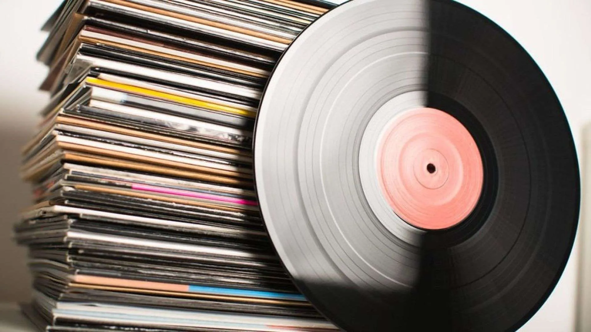 El Renacimiento de los Vinilos: Cómo el Formato Analógico Vuelve a Dominar la Industria Musical