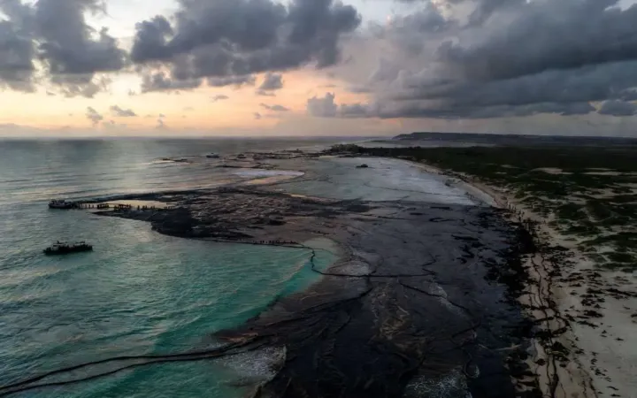 Derrame de petróleo en el Golfo de México: Sheinbaum ordena revisión total de Pemex mientras la crisis ambiental se extiende hasta Tamaulipas