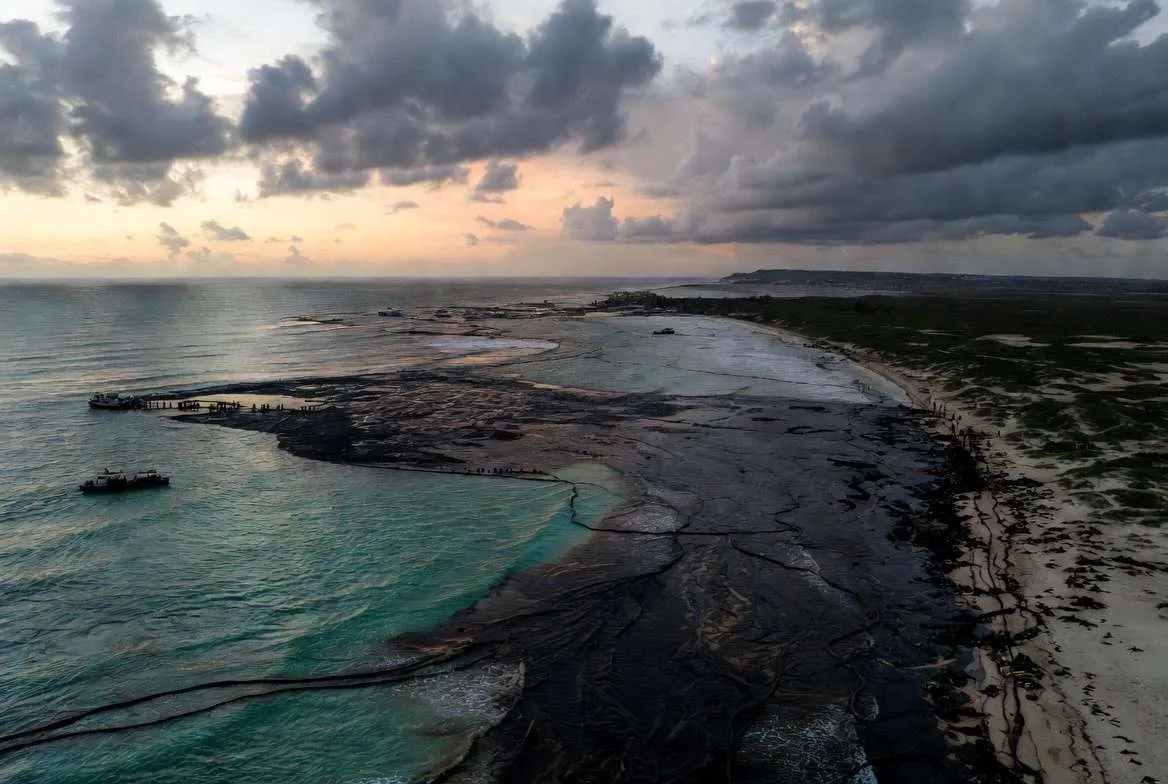 Derrame de petróleo en el Golfo de México: Sheinbaum ordena revisión total de Pemex mientras la crisis ambiental se extiende hasta Tamaulipas