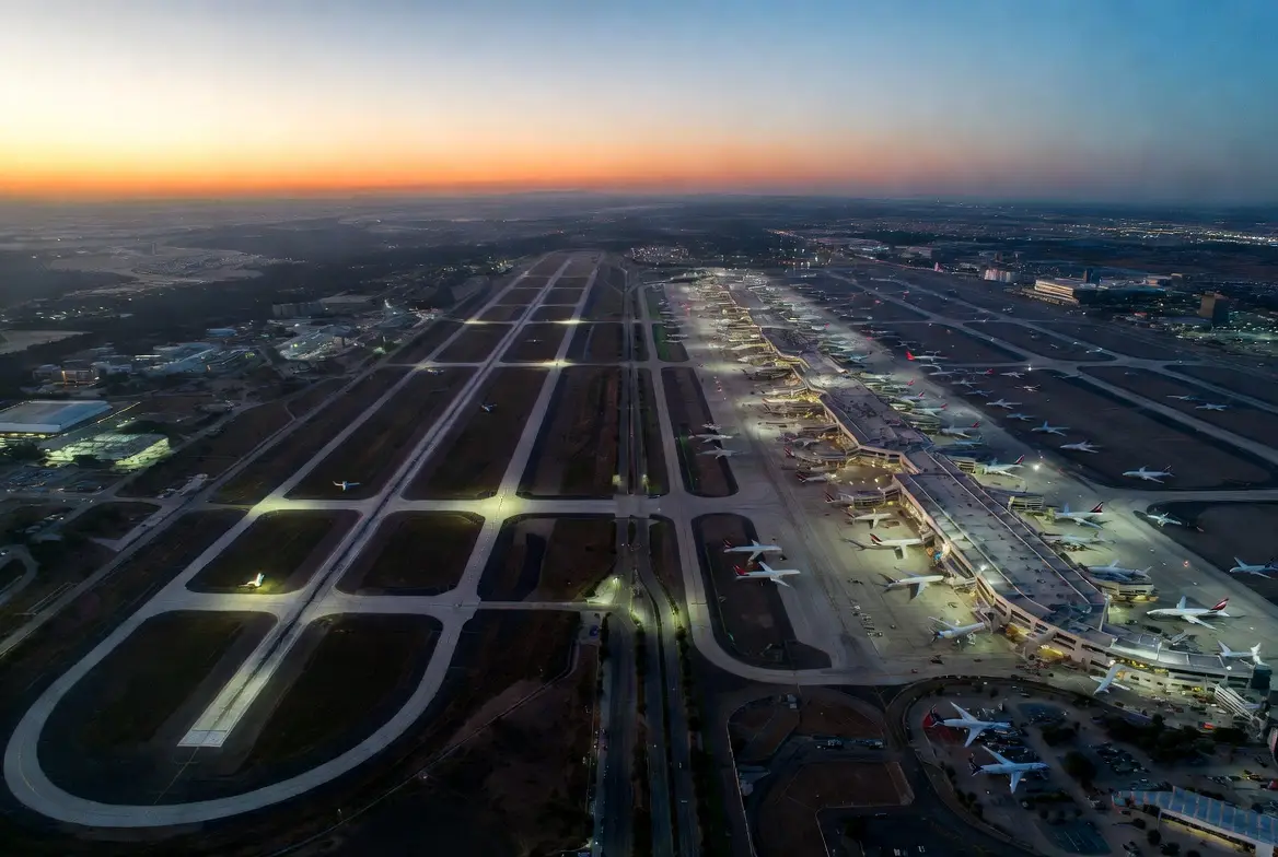 AIFA Semana Santa 2026 pista aeroportuaria vista nocturna