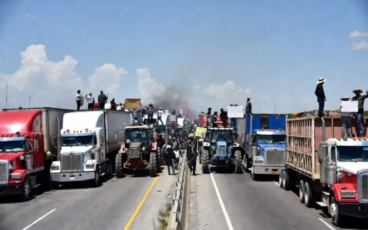 Mega bloqueo de transportistas y agricultores paraliza carreteras en más de 20 estados de México