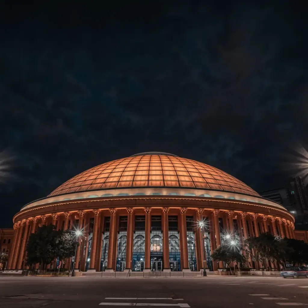 Conciertos en el Palacio de los Deportes 2026 con el domo de cobre iluminado de noche