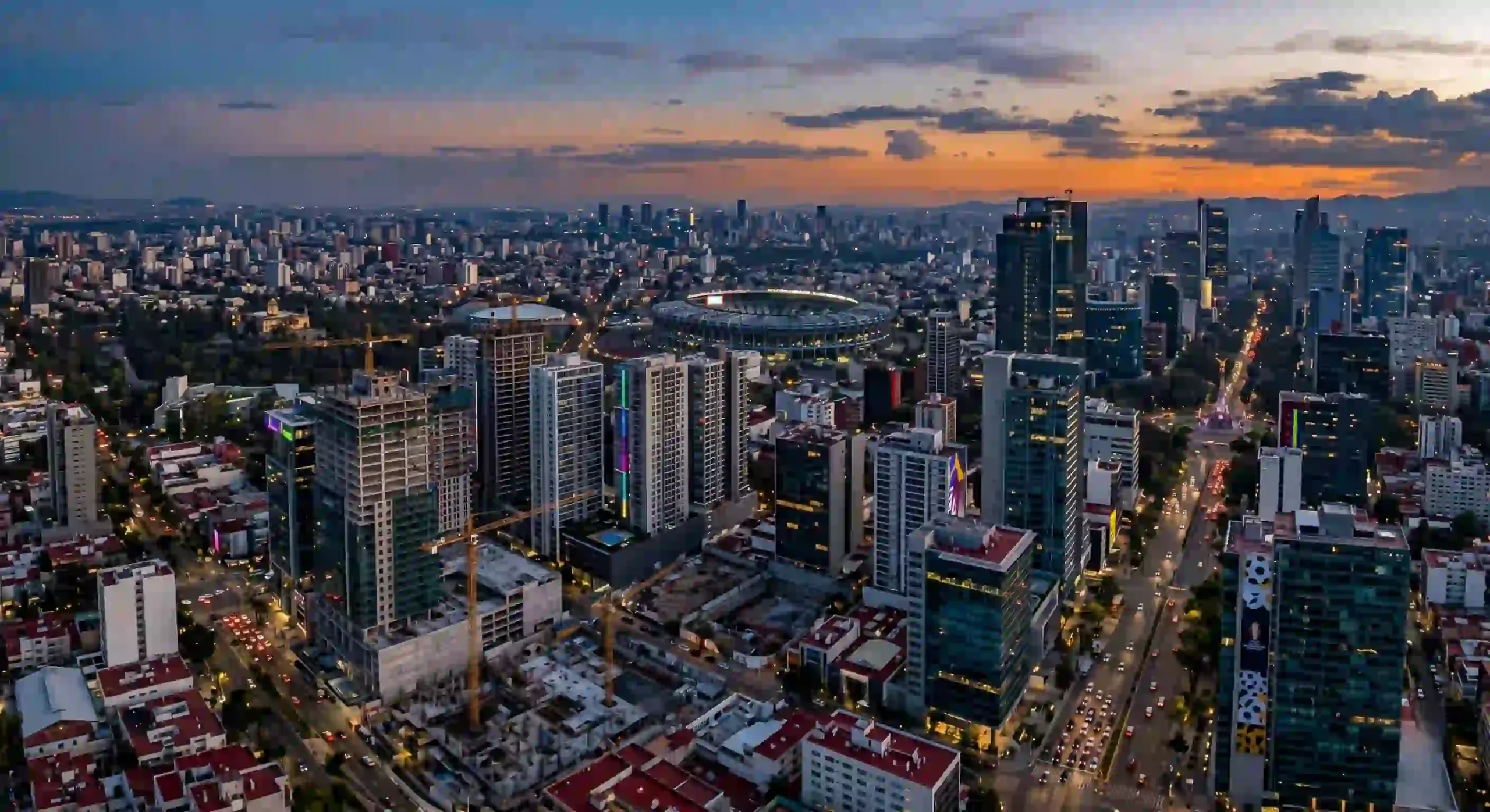 Vista urbana de la Ciudad de México con desarrollos inmobiliarios previos al Mundial 2026.