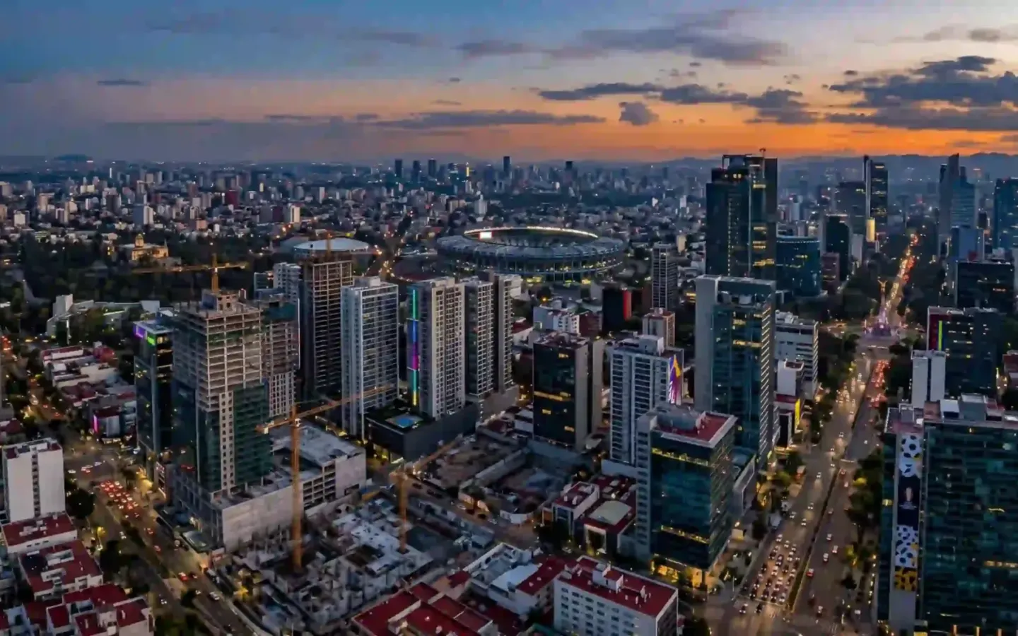 Vista urbana de la Ciudad de México con desarrollos inmobiliarios previos al Mundial 2026.