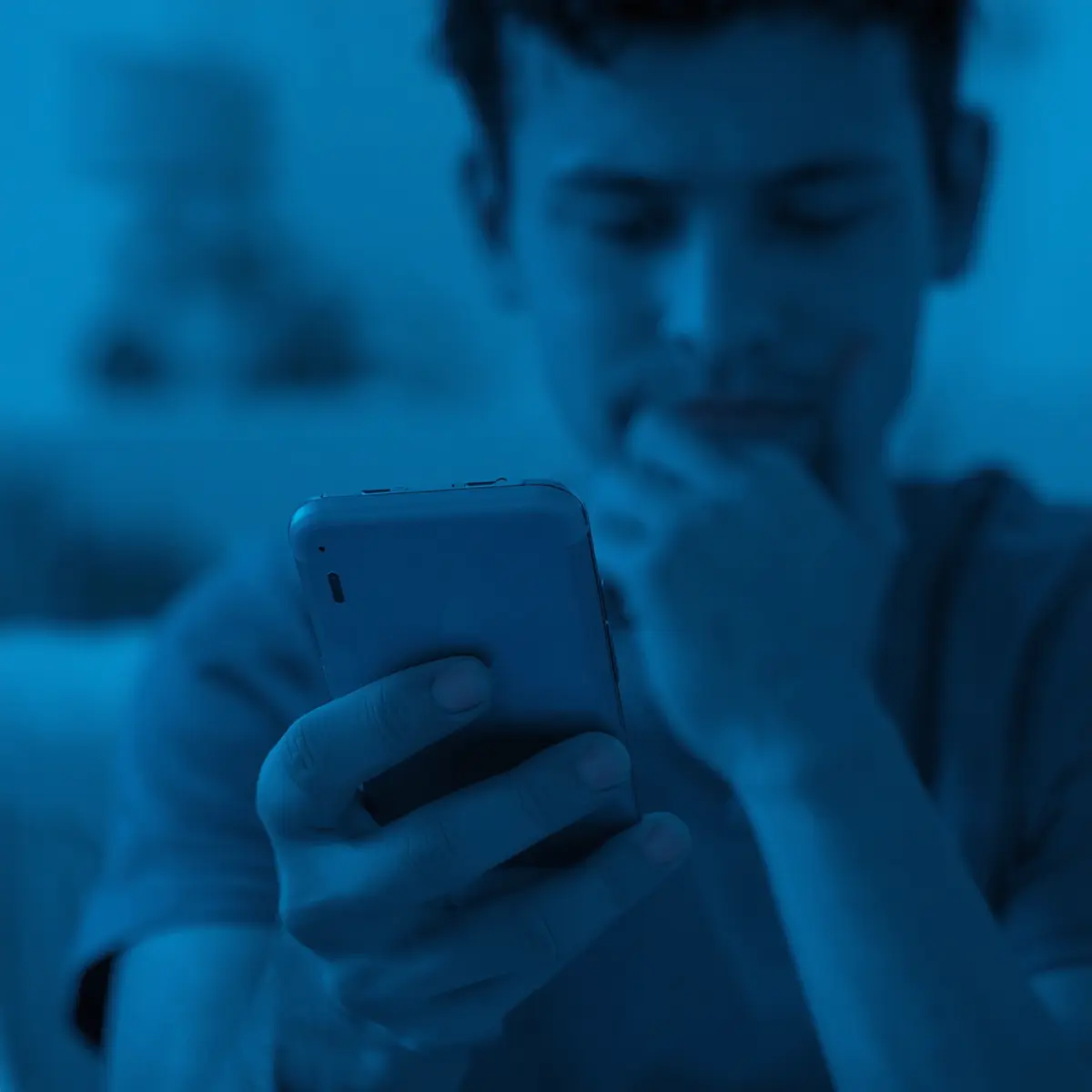primer-plano-de-una-persona-sosteniendo-un-smartphone-con-una-burbuja-de-chat