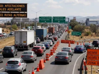 Filas de vehículos detenidos en autopista y desvío hacia rutas alternas por afectaciones viales y bloqueos carreteros