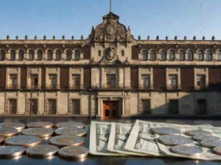 Fachada del edificio sede del Banco de México en el Centro Histórico con divisas internacionales y monedas mexicanas en primer plano.