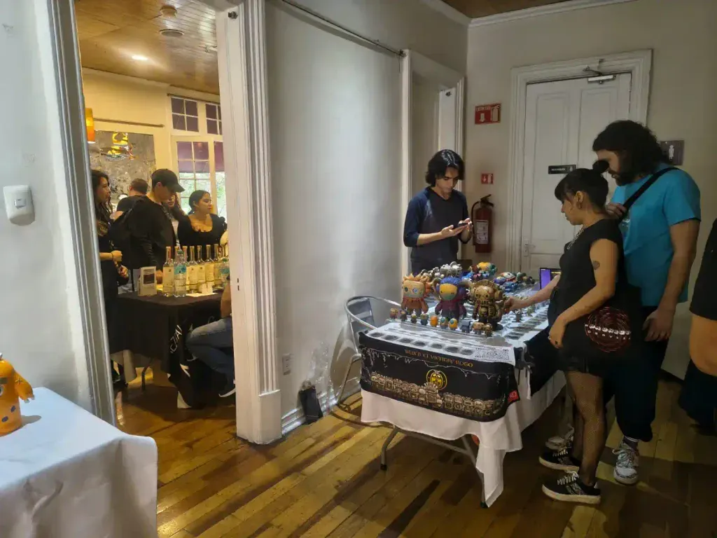 Figuras coleccionables y art toys de autor en exhibición durante El Fucking Hype México Is Badass