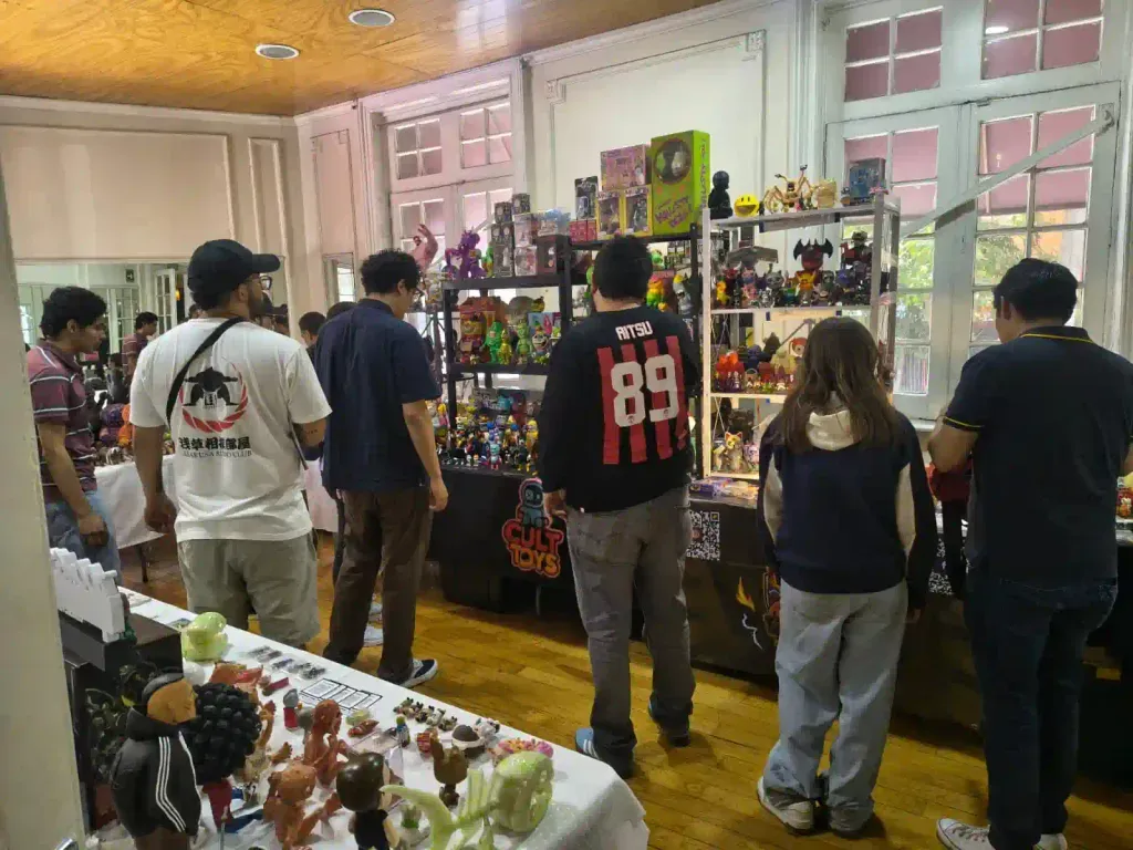 Creador independiente mostrando prints y fanzines en la feria de arte urbano El Fucking Hype