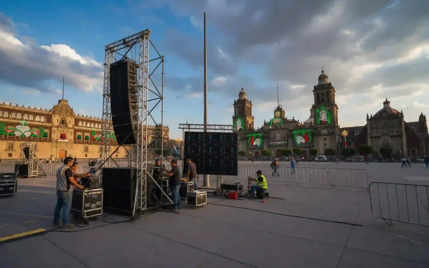 Montaje de escenarios y vallas de seguridad en la plancha del Zócalo capitalino para las celebraciones del 15 de septiembre.