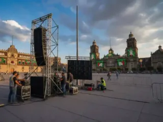 Montaje de escenarios y vallas de seguridad en la plancha del Zócalo capitalino para las celebraciones del 15 de septiembre.