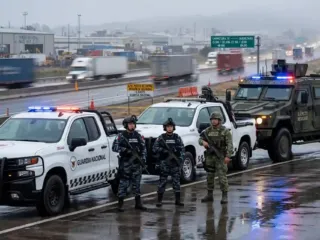 Operativo de la Guardia Nacional y fuerzas federales en un punto de inspección carretera en el Bajío mexicano.