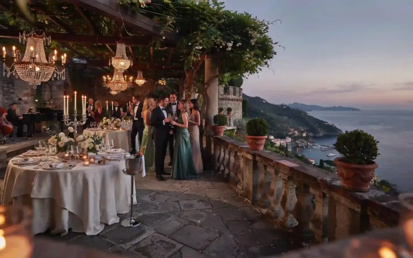 Recepción de gala y banquete en la terraza de un castillo en Portofino, Italia, iluminado durante el atardecer.