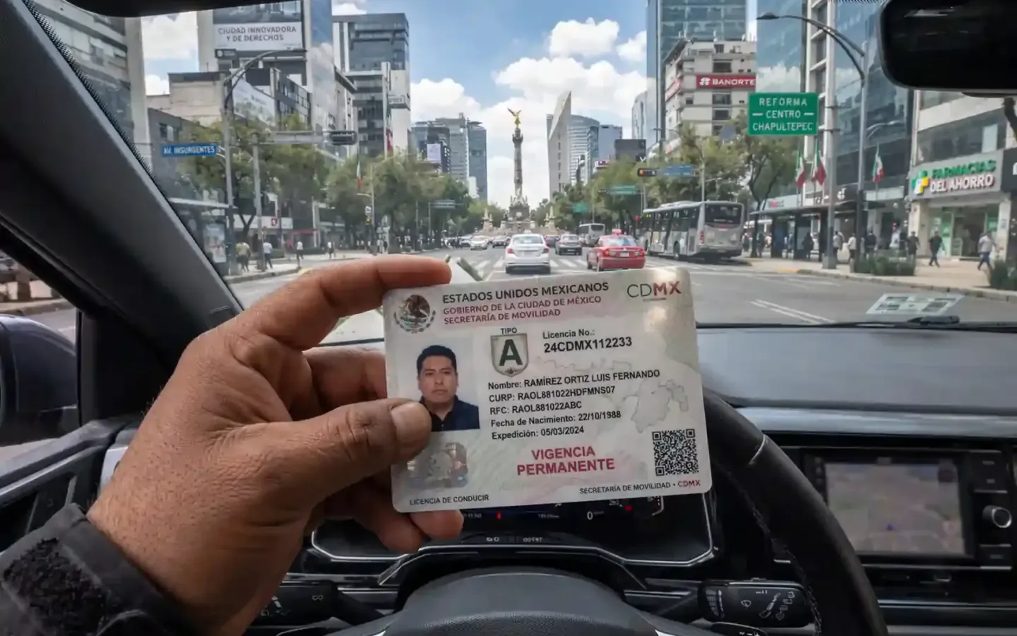 Licencia de conducir permanente de la Ciudad de México sostenida al volante de un automóvil.